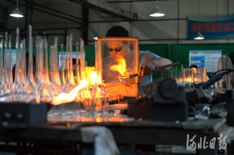 河北河間 打造工藝玻璃產業集群 攝制服務